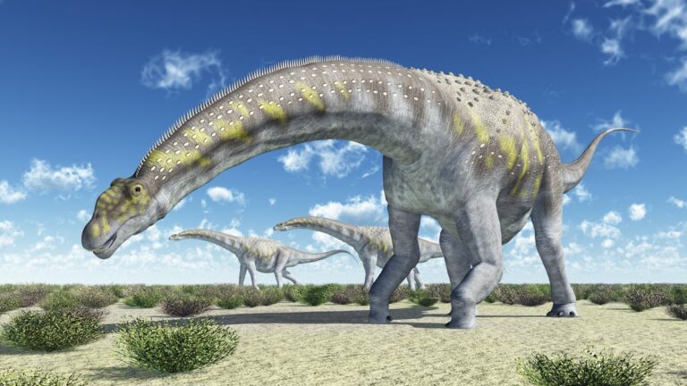 dinosaur which is now extinct belong to which animal group