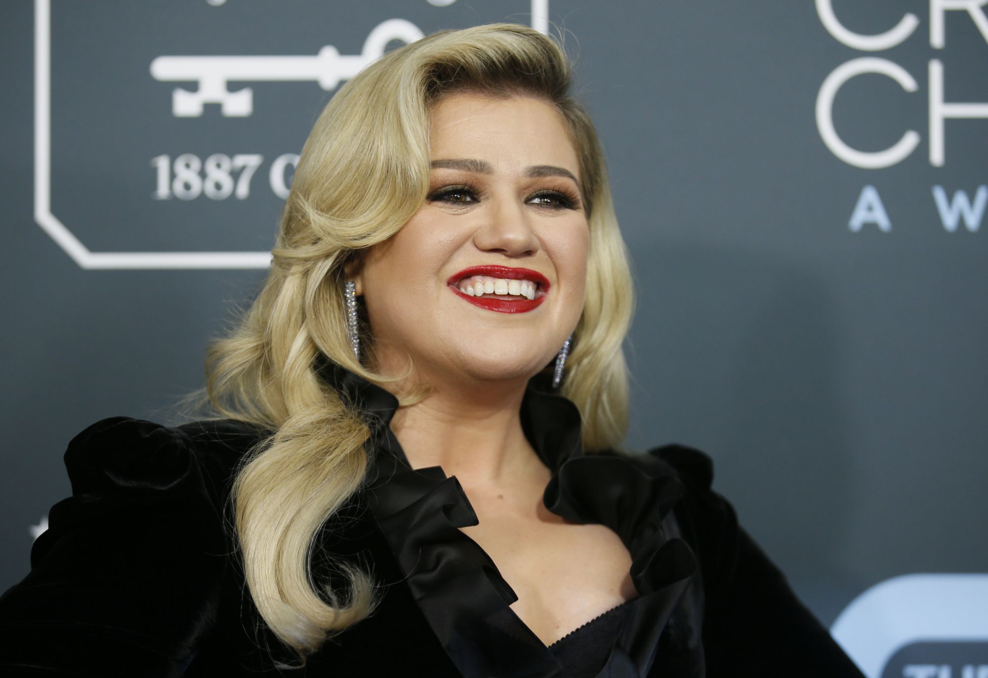 Kelly Clarkson says celebs were 'really mean' to her in 'American Idol