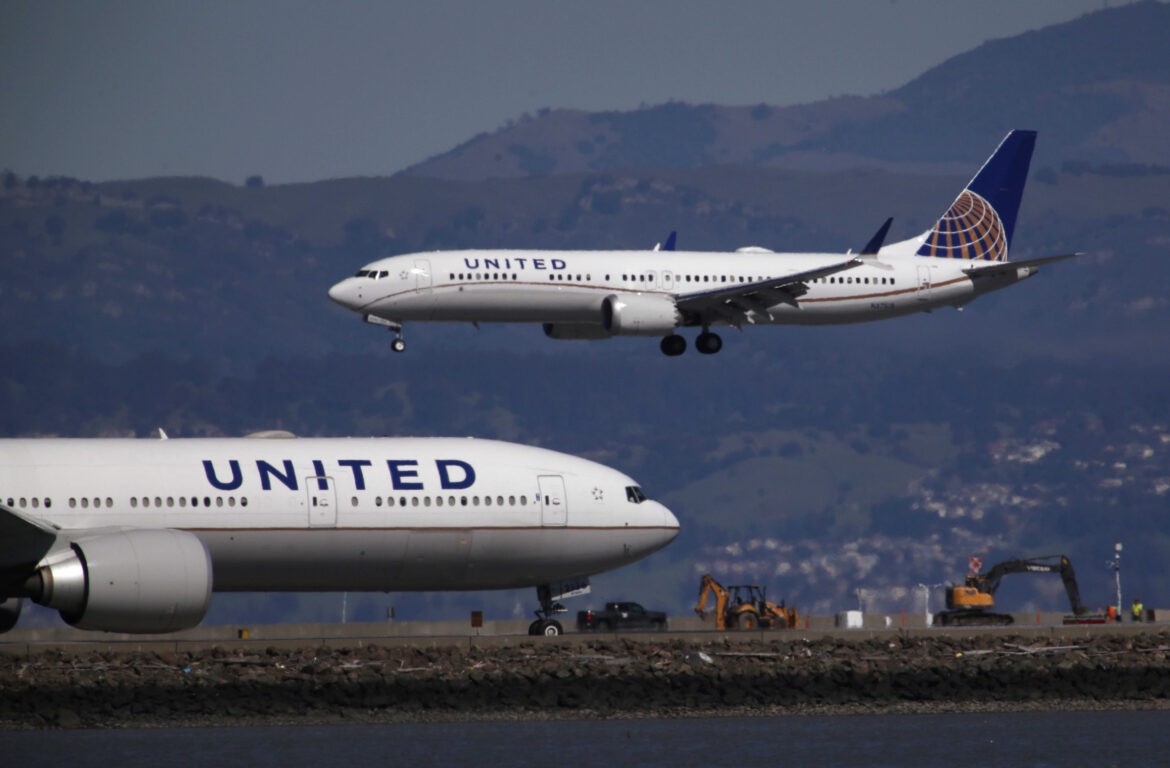 united-airlines-tells-staff-it-s-hiring-hundreds-of-pilots-next-month